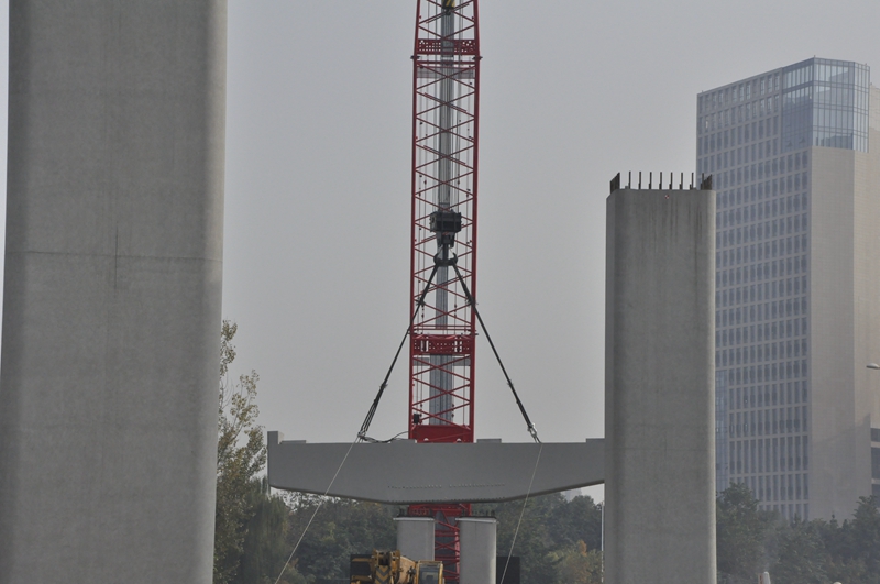 成彭高架首個(gè)高架橋蓋梁吊裝現(xiàn)場(chǎng)2_副本 成彭高架首個(gè)高架橋蓋梁吊裝現(xiàn)場(chǎng)2_副本