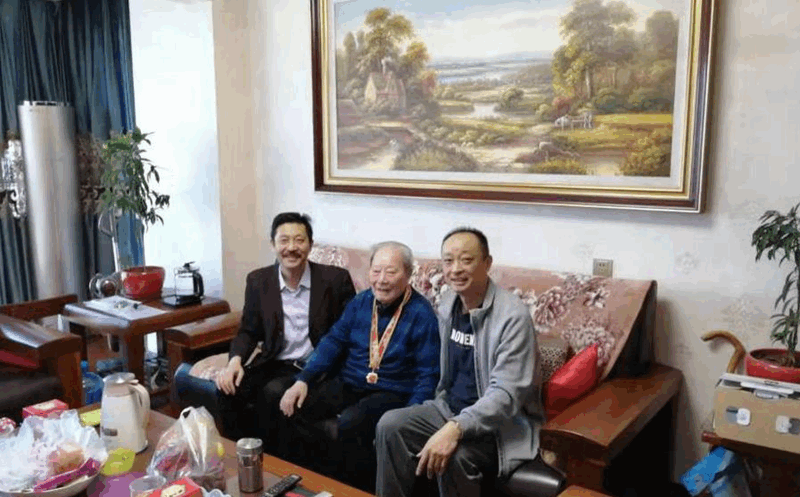 慰問(wèn)公司榮獲中共中央、國(guó)務(wù)院、中央軍委頒發(fā)的“慶祝中華人民共和國(guó)成立70周年”紀(jì)念章的老黨員、離休干部胡成金同志_副本_副本