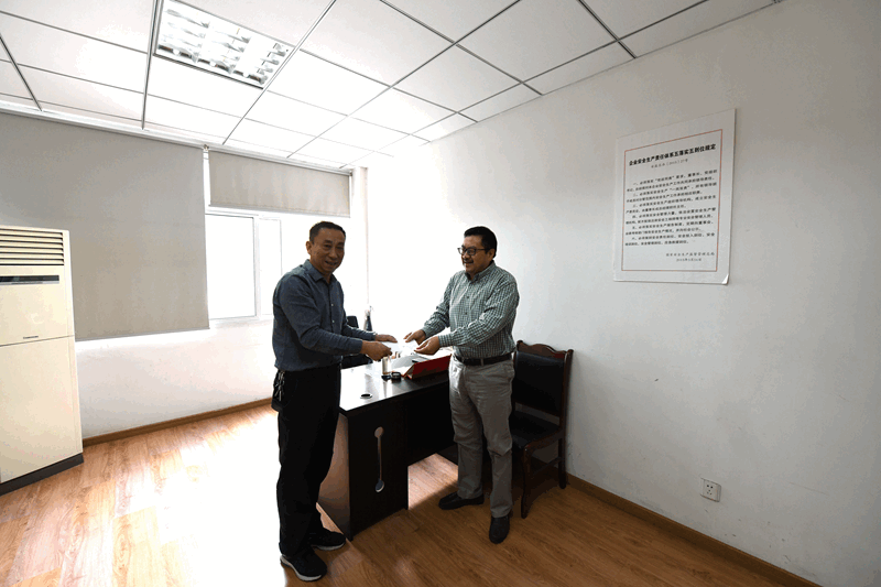 慰問(wèn)公司困難黨員趙建秋同志_副本