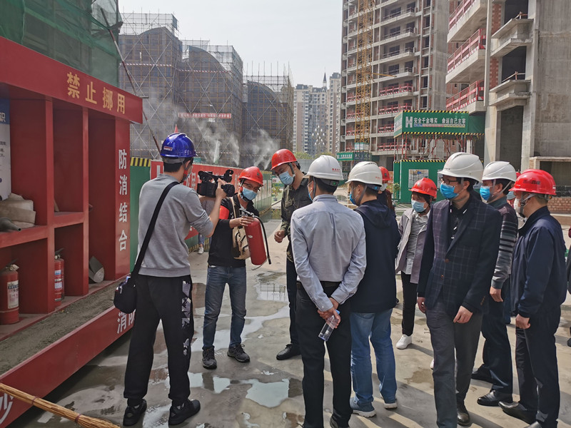 德陽市旌陽區(qū)質(zhì)量安全監(jiān)督旌陽站站長田文姜到美信國際花園城一標(biāo)段項目進行復(fù)工安全質(zhì)量檢查2 德陽市旌陽區(qū)質(zhì)量安全監(jiān)督旌陽站站長田文姜到美信國際花園城一標(biāo)段項目進行復(fù)工安全質(zhì)量檢查2