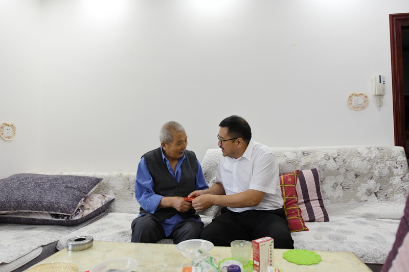 慰問老黨員翟景成_副本 慰問老黨員翟景成_副本